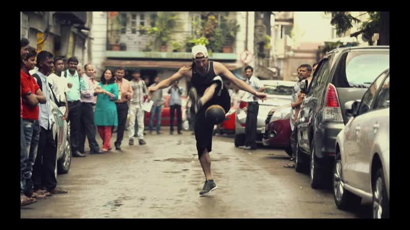 Surprise football juggling in the streets of