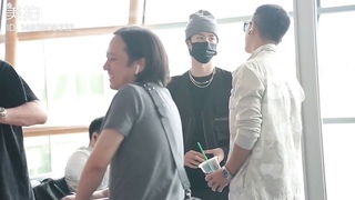 FANCAM 190418 Wang Yibo (with Han Geng) - Beijing departure @ J2YIBO