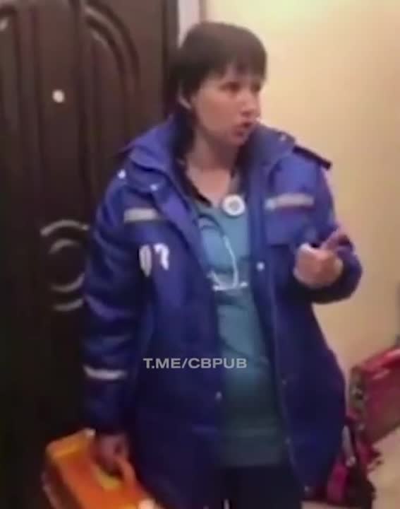 фельдшер бахилы. фельдшер бахилы. врач скорой помощи дома. фельдшер бахилы. врач бахилы скорая.