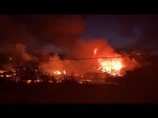 Пожар на площади 1000 квадратных метров тушат в Охе