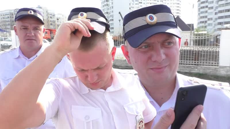 1. Разогнали с поста бездельников в погонах в Геленджике и