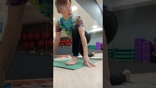 Занятие йогой в фитнес-клубе