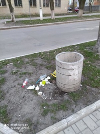 Переполненные урны с мусором. Мусорные баки у подъезда. В новомосковске урна повредила руку. Перевернул урну. Урны на набережной.