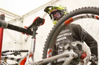 Testing 29 VS 27.5 Downhill MTB Wheels | UCI MTB World Cup: Lourdes Practice Day