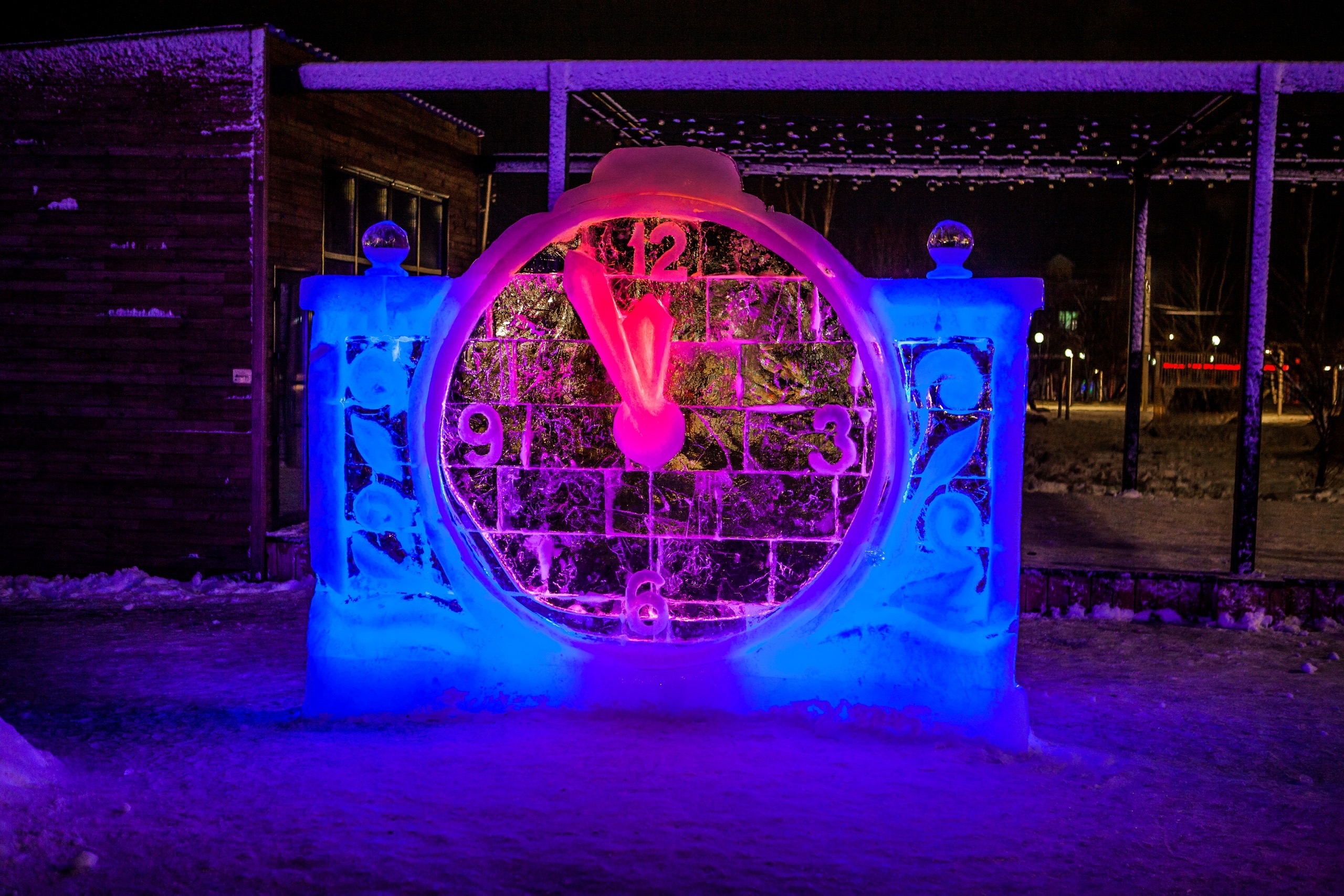 Для тех, кто еще не был на праздничной центральной площади, публикуем фотографии.