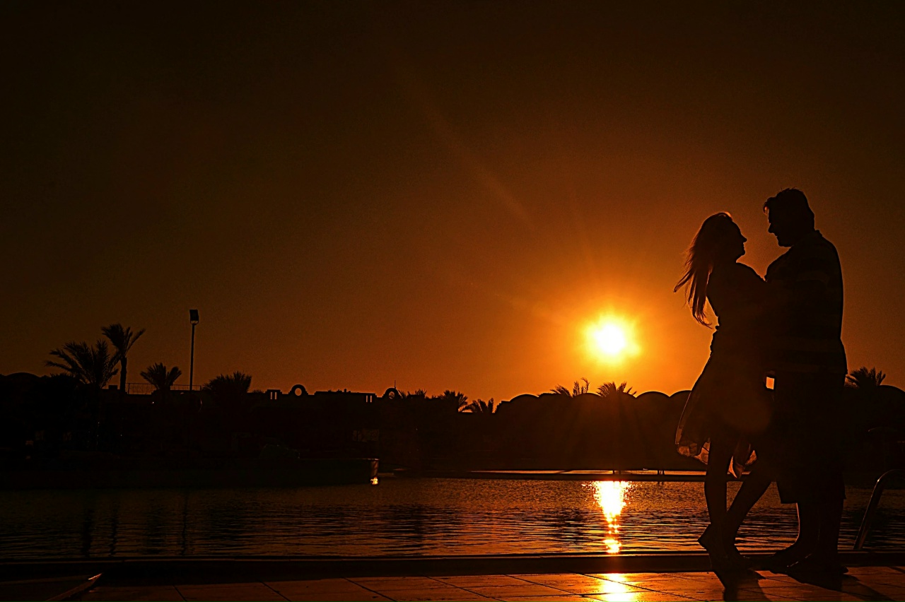 Романтической ночи картинки. Романтическая встреча влюбленных. Влюбленные на закате. Закат романтика. Двое влюбленных на берегу. Романтической ночи картинки. Романтическая встреча влюбленных. Влюбленные на закате. Закат романтика. Двое влюбленных на берегу.