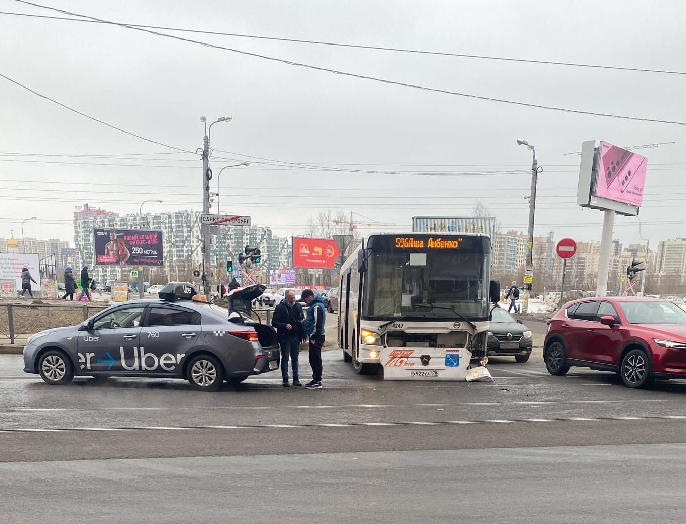 ДТП с участием автомобиля такси и автобуса произошло на границе Петербурга и Ленобласти днем 11 марта Это картинка