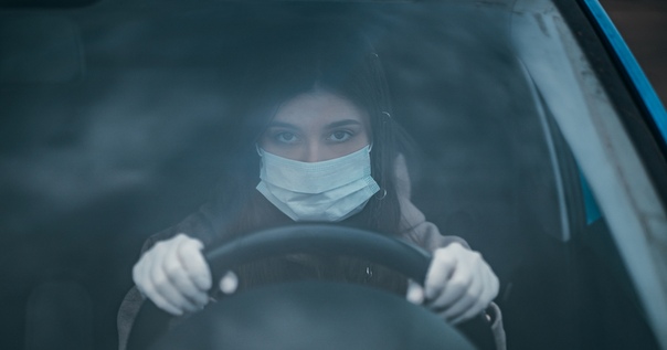 автомобиль полиции в пробке. поездки на автомобиле во время карантина. на машине во время карантина. гибдд в карантине. маска водителя автомобиля.